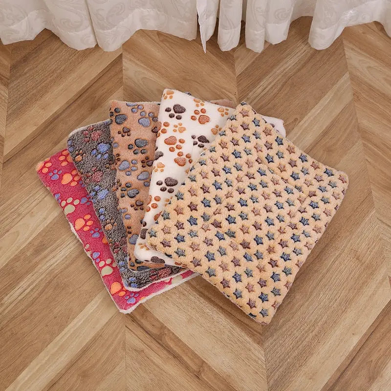 Trois éléments de confort : Couverture en flanelle douce pour une couverture optimale sur un sol en bois