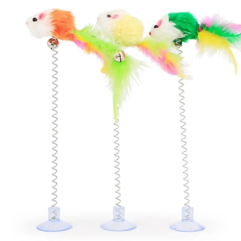 Petite cloche interactive jouet isolant pour chat avec perroquets colorés sur fond blanc