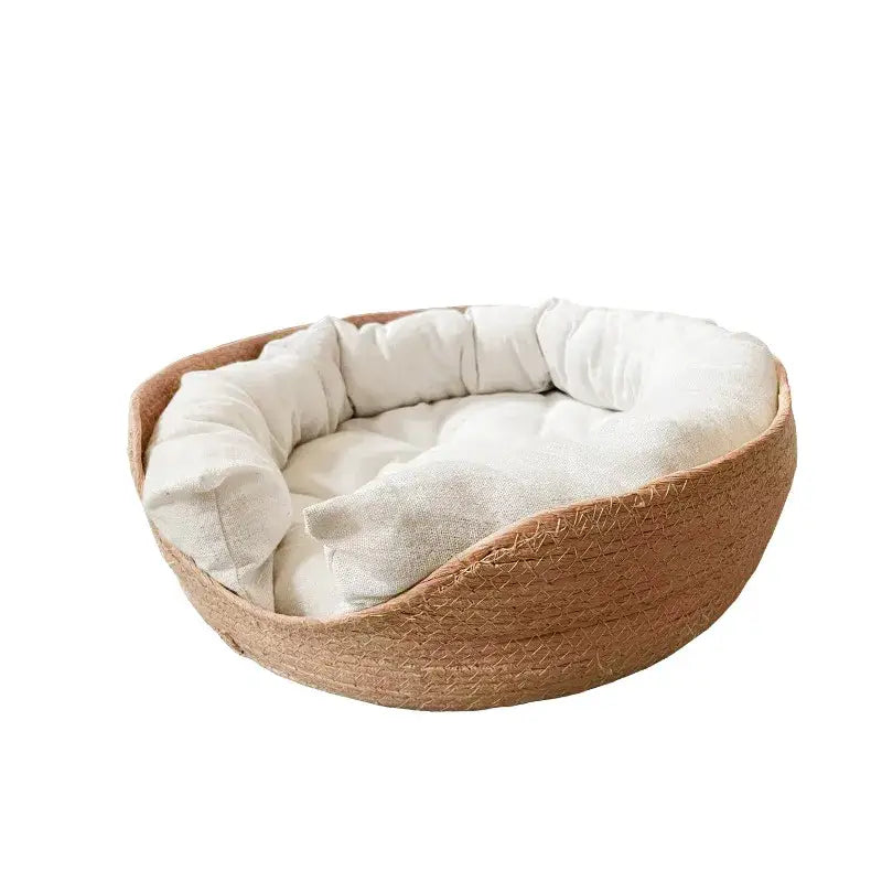 Nid en bambou tissé pour petits chiens avec lit et couverture blanche