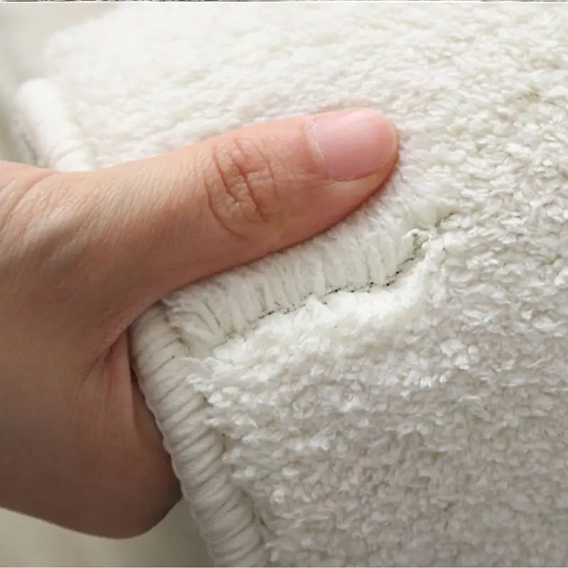 Main tenant une serviette blanche avec un tapis de sol en forme de chat - Décoration intérieure ludique