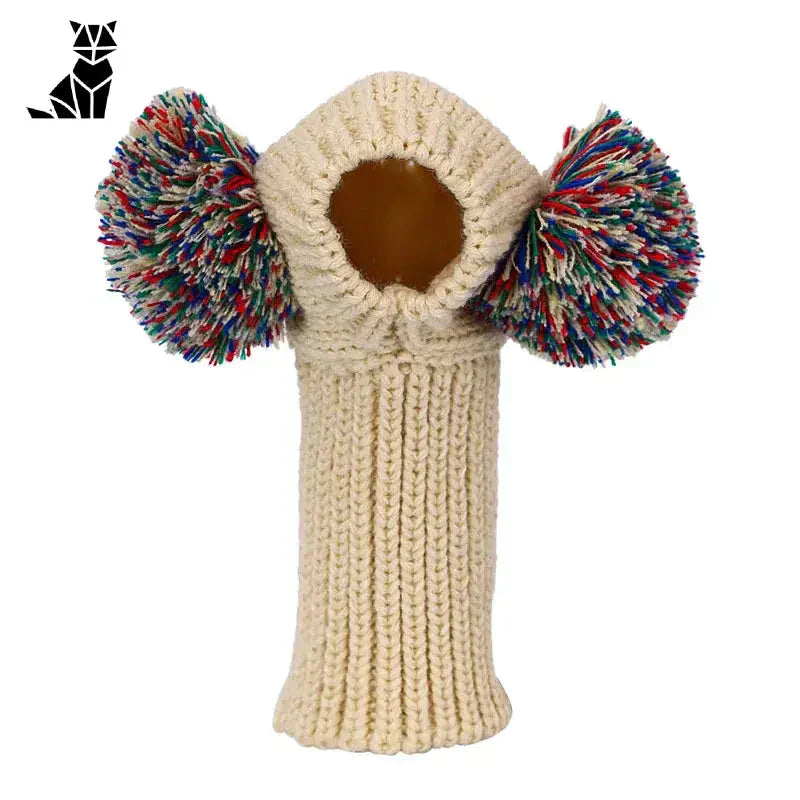 Gros plan sur un couvre-chef de club de golf tricoté avec des pompons de la collection ’Dog Hat for Winter Walks’