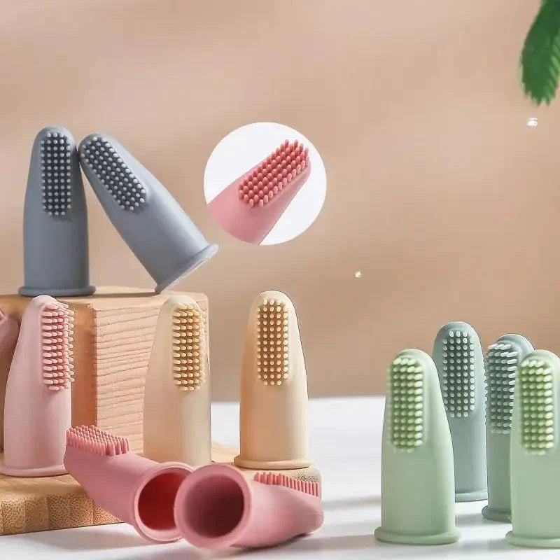 Trois brosses de couleurs différentes et une brosse à dents super douce pour chiens et chats