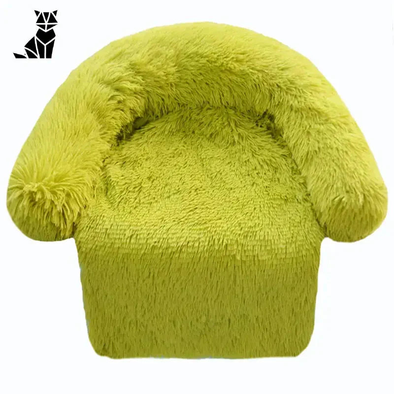 Bonnet jaune avec fourrure duveteuse, présenté dans le canapé pour chien en tissu feutré - Cozy Rest