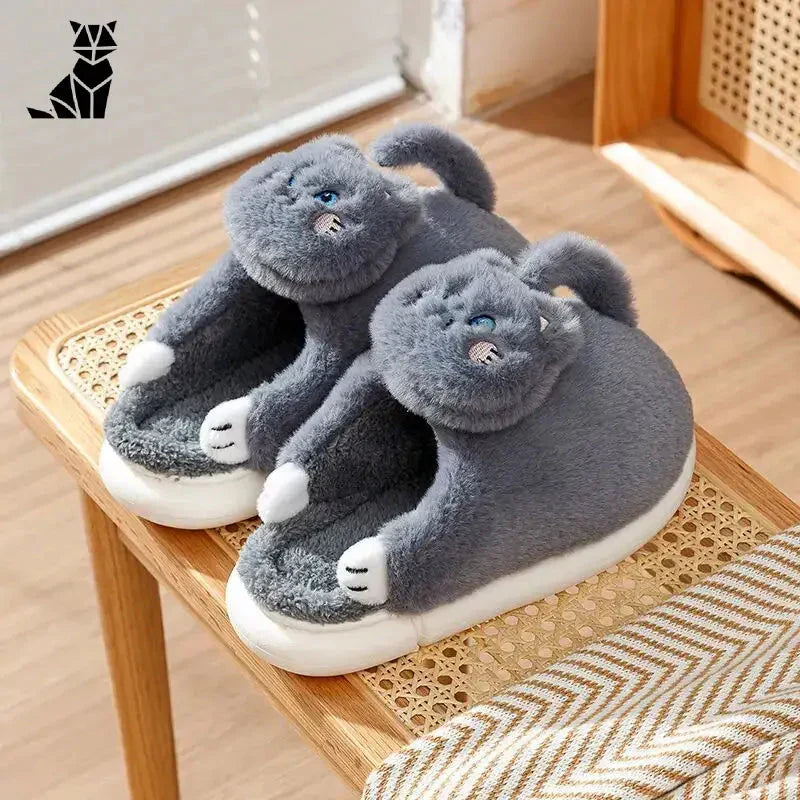 Chaussettes en coton doux Cat Lover : chaussons confortables sur table en bois. Élégant, doux confort pour les pieds !