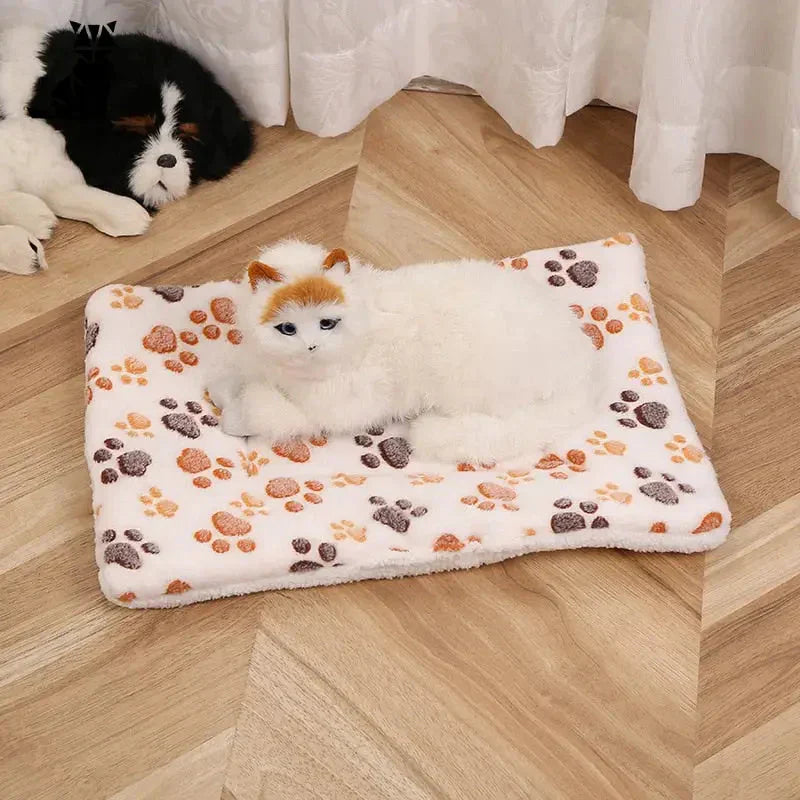 Chat se prélassant sur le lit pour chien Soft Flannel Blanket Optimal Comfort, profitant d’un confort optimal