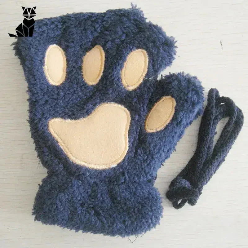 Gros plan sur les gants de molleton en corail montrant la patte de chat et les ciseaux