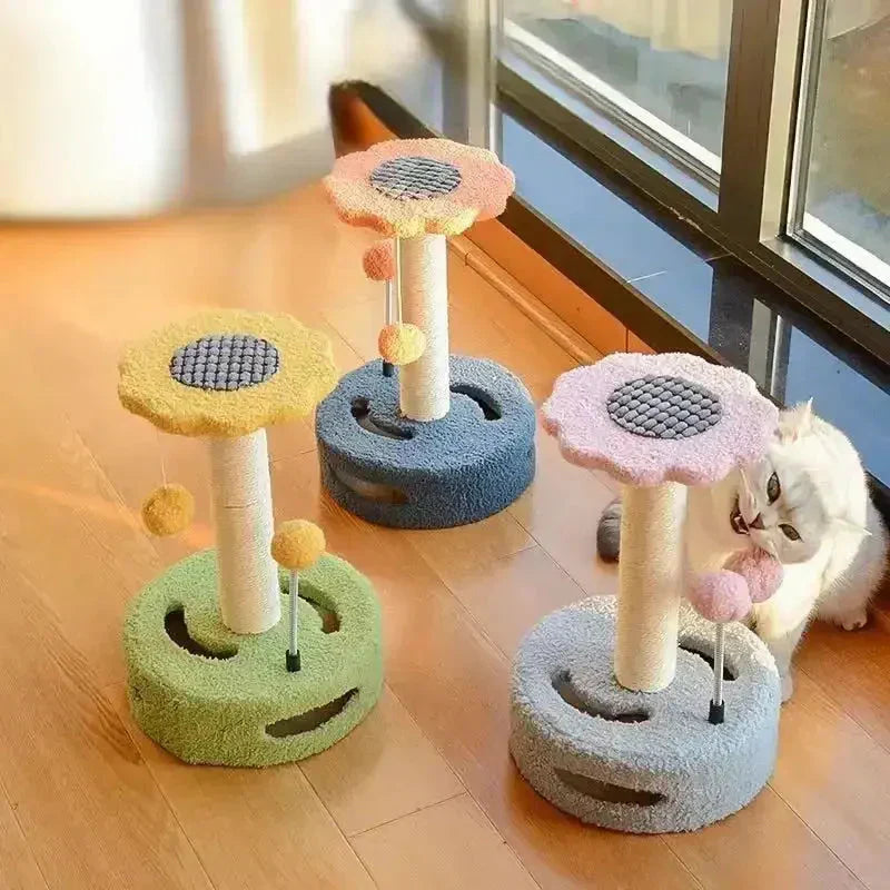 Chat assis à côté du griffoir - griffoir pour chat au toucher amusant et naturel