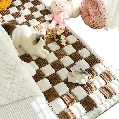 Un chat couché sur une couverture à côté d’un animal en peluche sur une housse de canapé à carreaux crème (Cream Check Sofa Cover) Transparent Background