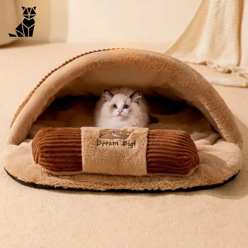 Chat confortablement assis dans un lit amovible Cozy Winter Cat Bed pour couchage parfait