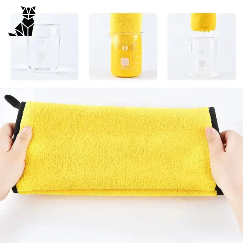 Une personne tient une serviette jaune du peignoir Rapidity Absorbent sur une table blanche