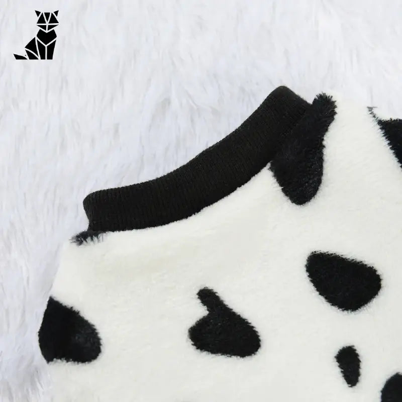 Pull douillet pour chats : Confort supérieur dans une impression de vache tachetée blanche et noire