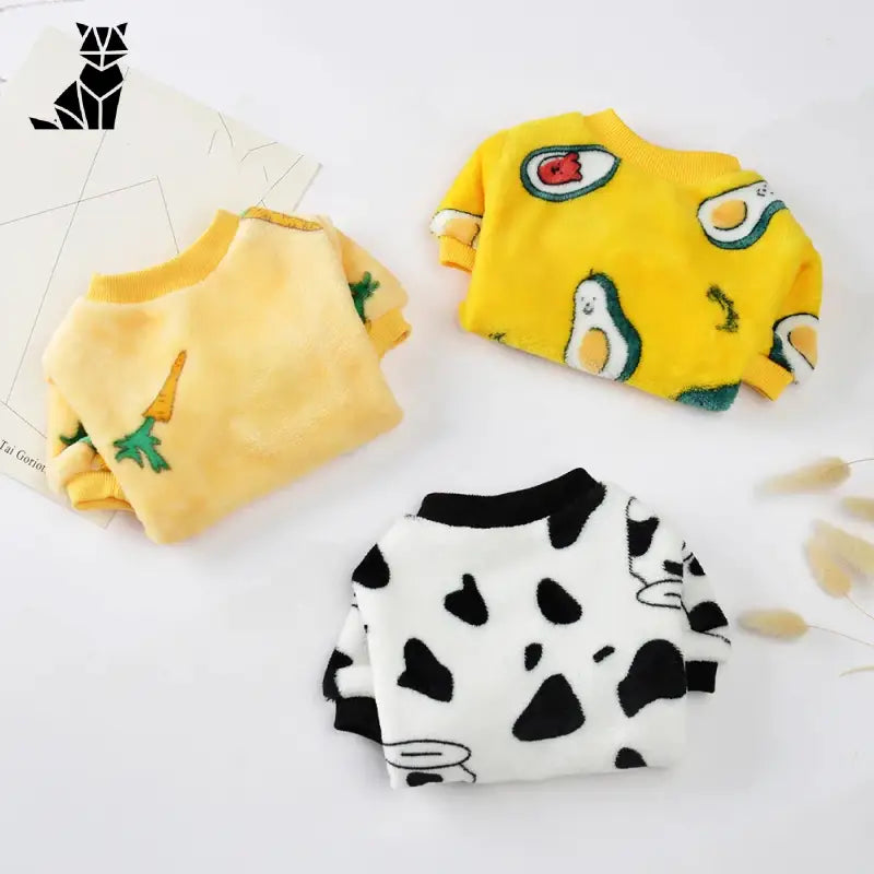 Un adorable jouet en peluche portant une chemise jaune, câlinant une vache noire et blanche, Cozy Sweater for Cats