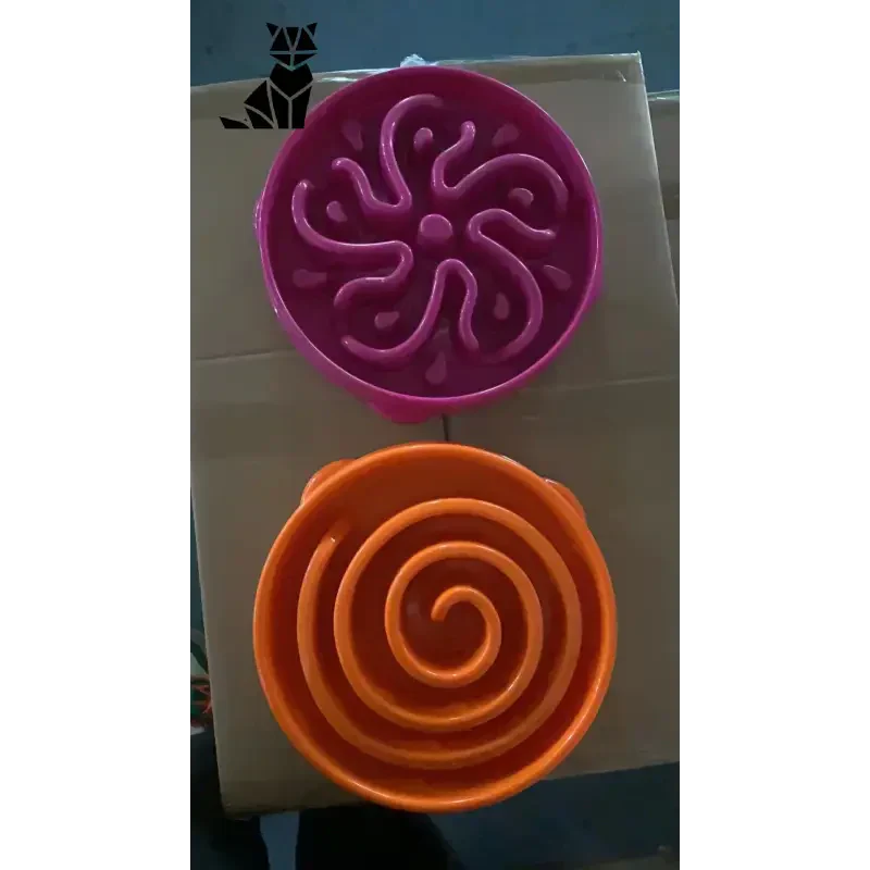 Bols en plastique de trois couleurs avec des motifs en spirale pour nourrir le chien avec des puzzles et le stimuler mentalement