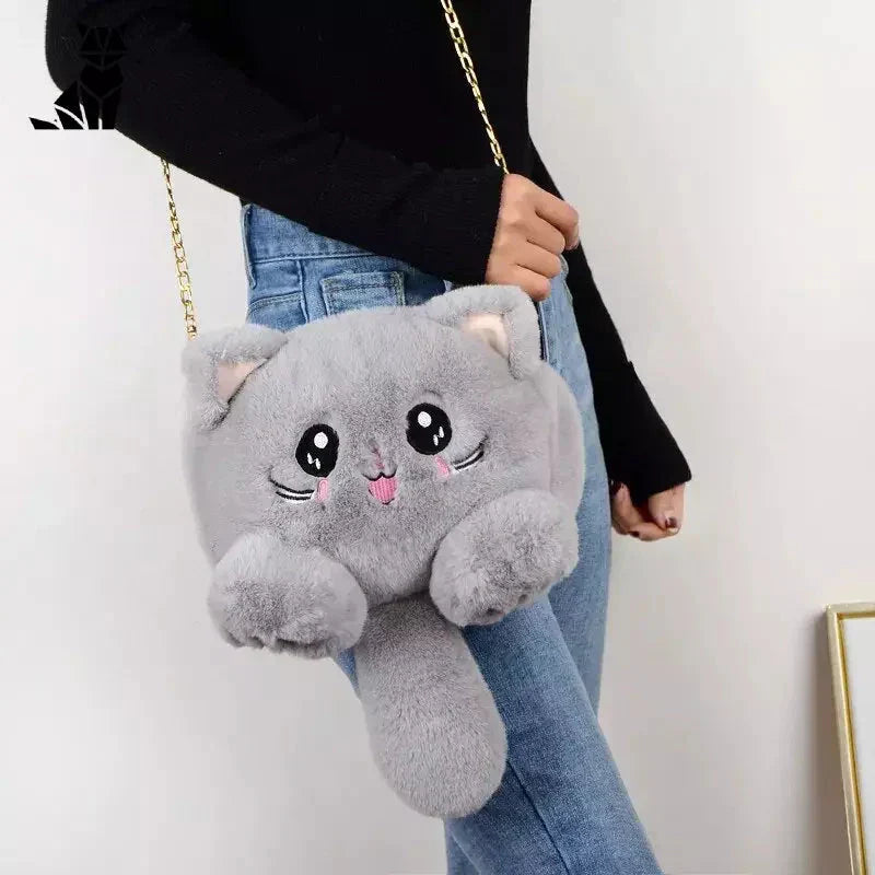 Femme tenant un sac peluche gris en forme de chat - Sac peluche femme avec lanière en forme de chat