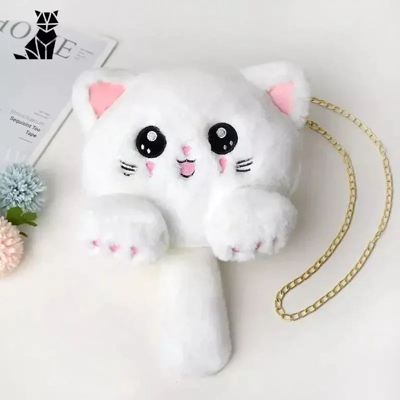 Femme sac peluche avec chat blanc aux oreilles roses et chaîne dorée sur l’épaule